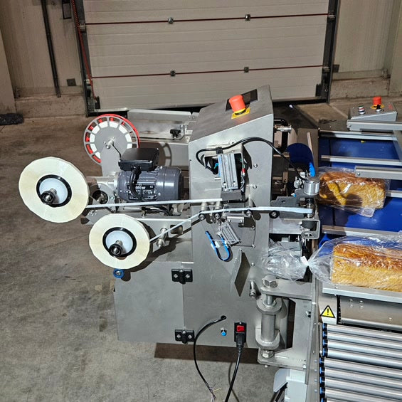 Innomatic automated bag sealing machine with conveyor system, top-down view